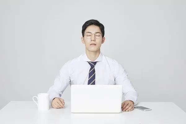 秋季眼睛干涩难受,这个护眼习惯让眼睛水润起来